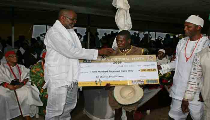 Overall winner receiving their cheque of N300,000 from former  comm. for Culture and Tourism, Delta State